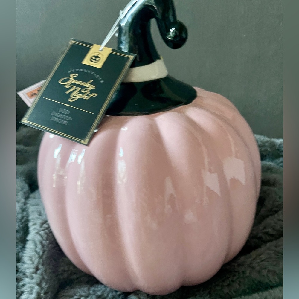 Pink Halloween Pumpkin Jack o’lantern Witch Light up Ceramic NWT 🩷🎃 - Picture 3 of 6